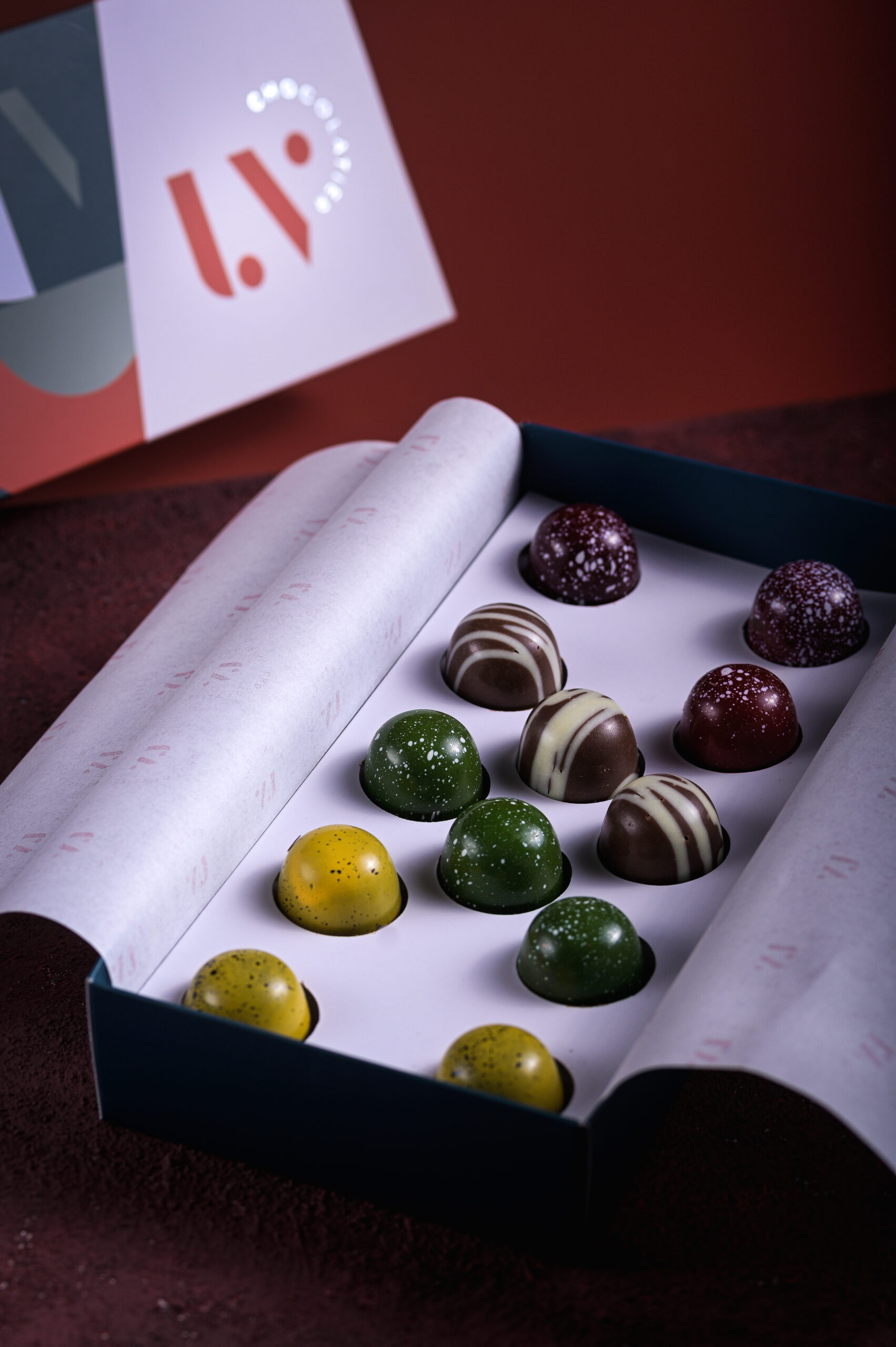 caja de 12 bombones de chocolate artesanal surtidos