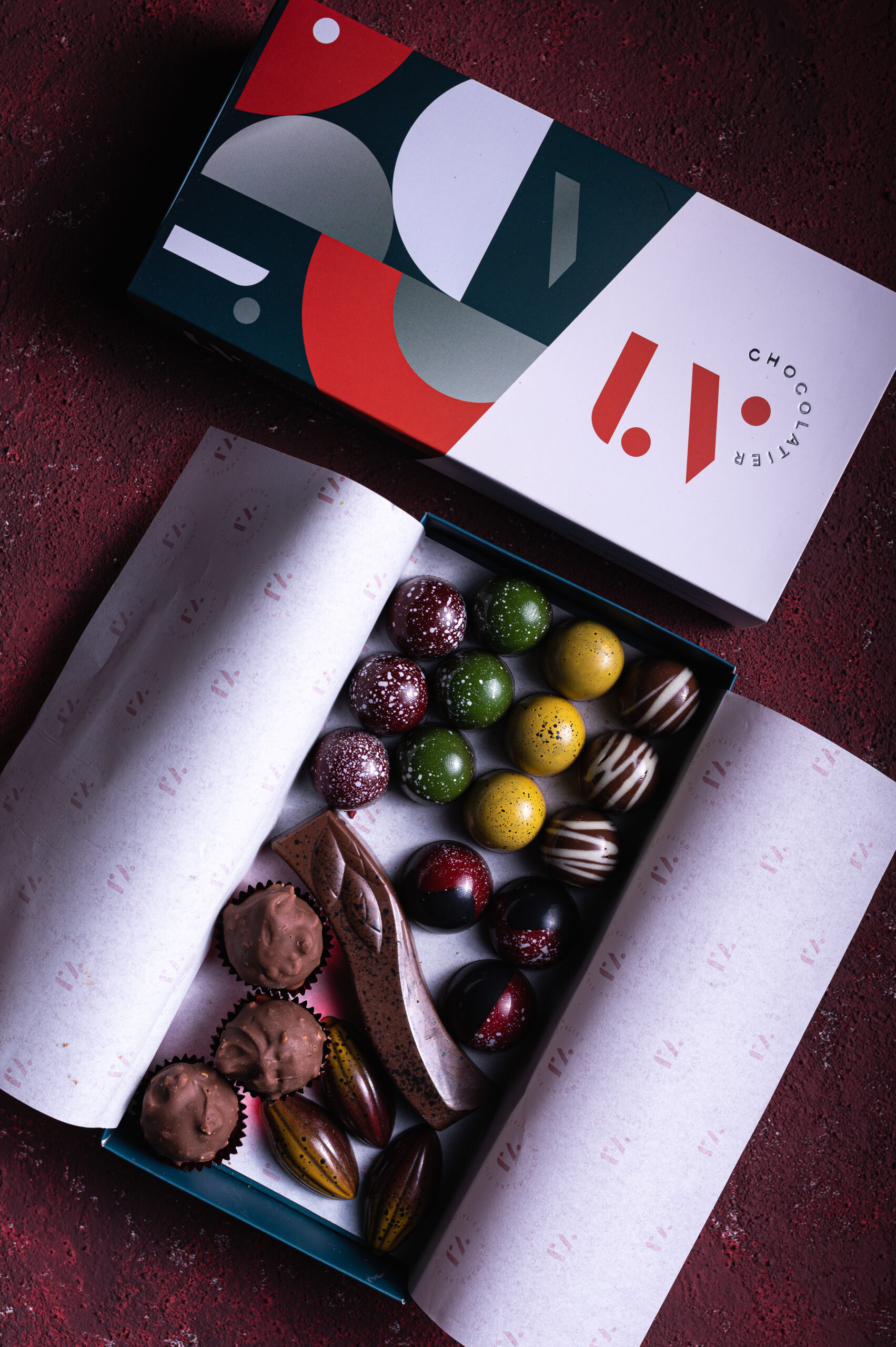 caja de 22 bombones de chocolate artesanal premium