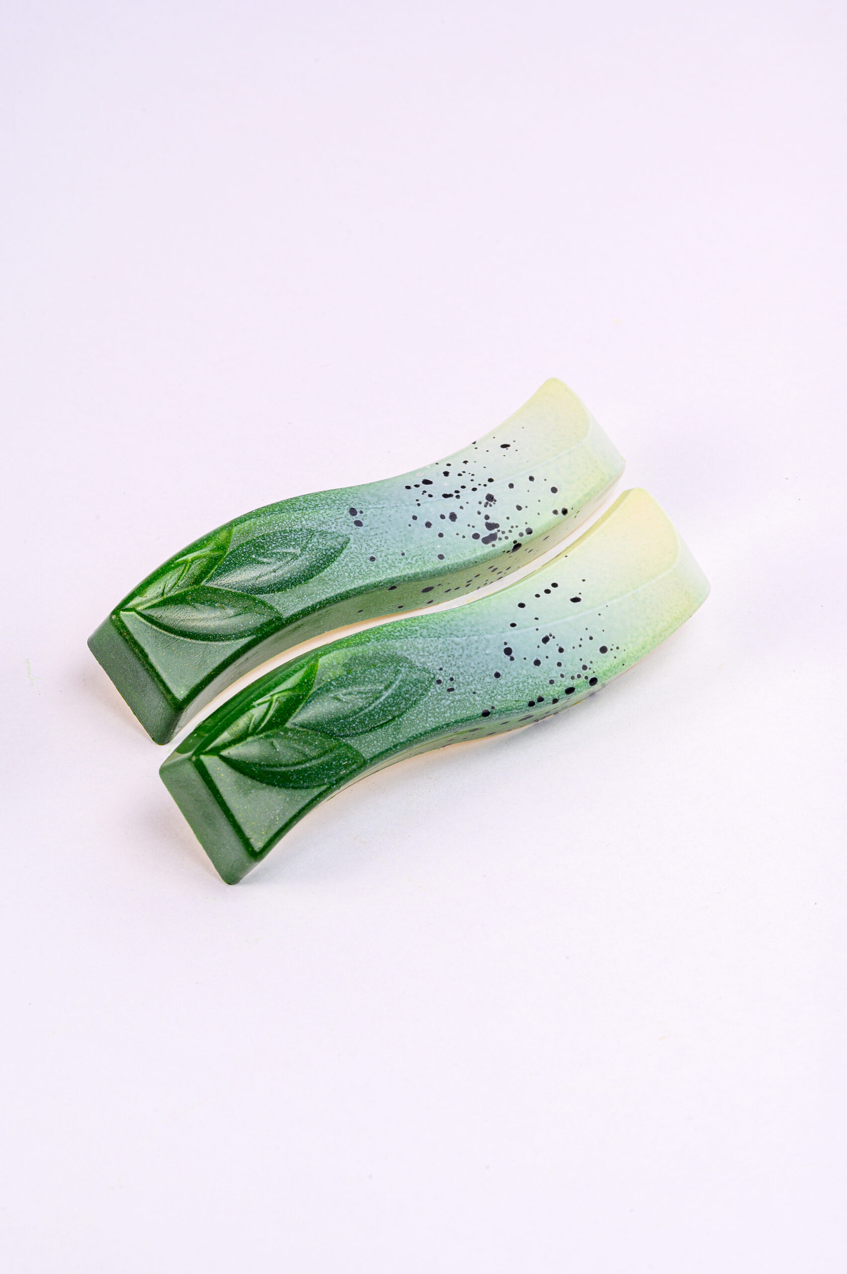 Caja de turrones artesanales surtidos en empaque elegante.