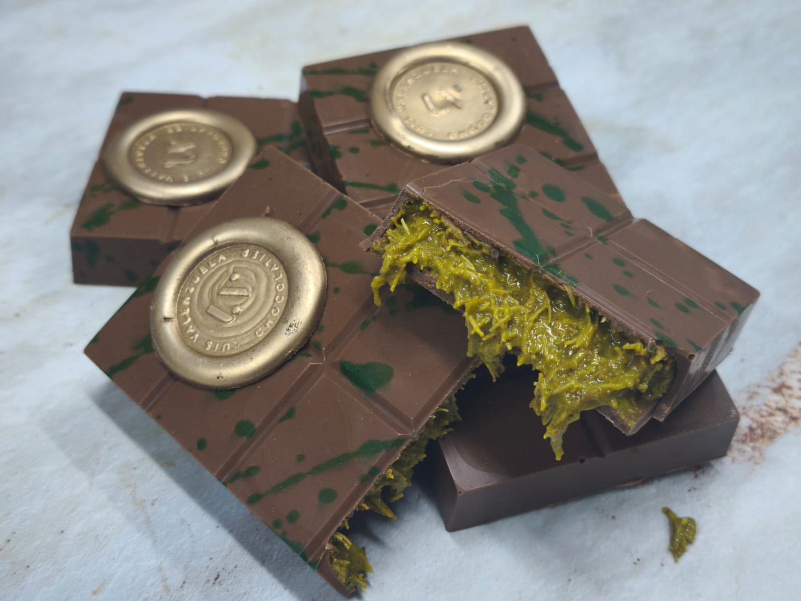 Barra Dubai LV Chocolatier con relleno de kunafe crujiente y pistacho, en chocolate de leche y bitter.